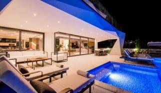 Villa Yana, Kalkan’ın Ortaalan bölgesinde yer alan lüks tasarıma sahip, deniz manzaralı ve 8 kişilik konaklama kapasiteli kiralık villalarımız arasında yer almaktadır. Villamız sahip olduğu tüm özellikleri ile olası tüm ihtiyaçlarınızı karşılar nitelikle hazırlanmıştır.